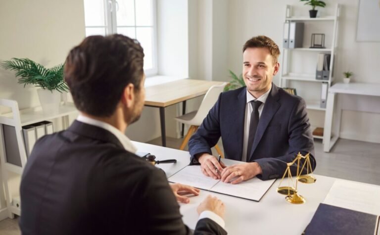 Kannattaako Lakiosaa Vaatiessa Ottaa Yhteyttä Asianajajaan 2 asiantunteva asianajaja neuvomassa asiakasta