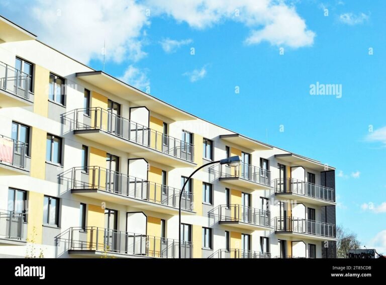 Miten Määritetään Asunnon Käypä Arvo Käytännössä 14 asunnon julkisivu aurinkoisena paivana