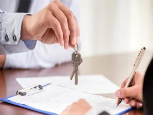 asunnon ostaja tarkistaa avaimia ja papereita