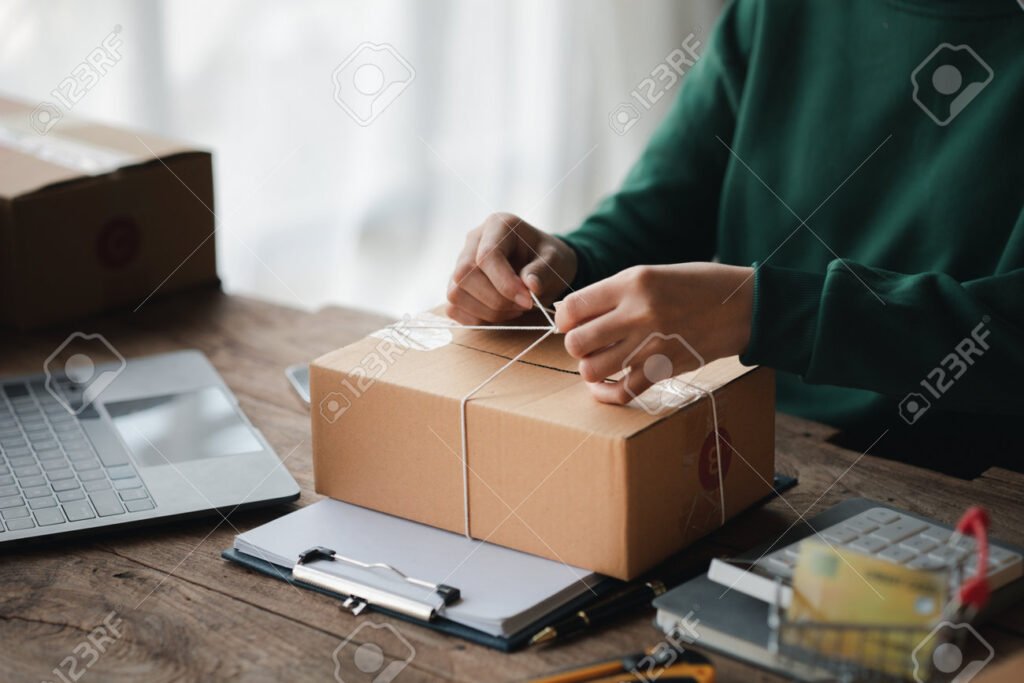 henkilo pakkaamassa tuotteita verkkokaupassa