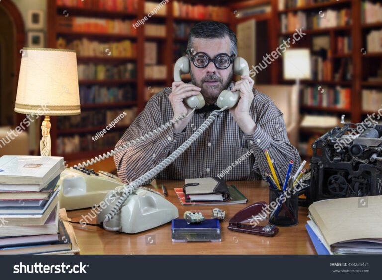 henkilo tyopoydan aaressa kahdella laitteella