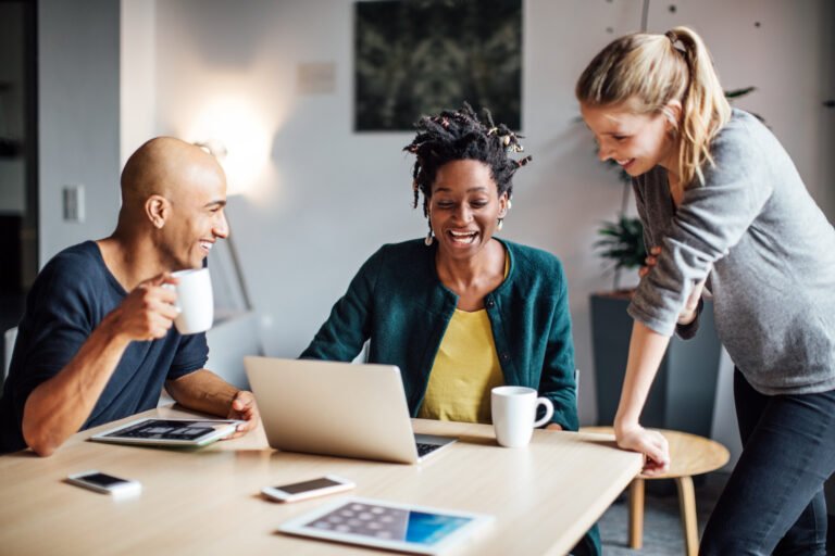 henkiloa tukemassa tyopaikalla ystavallisesti