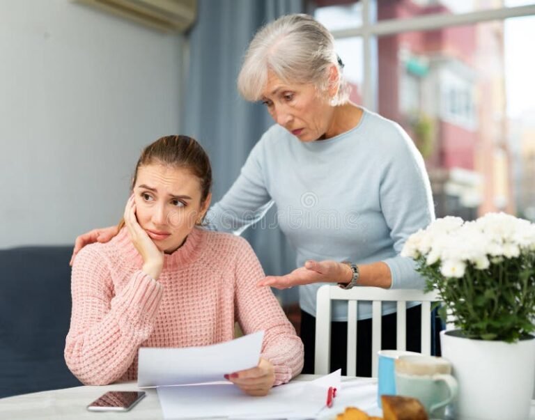 huolestunut vanhempi laskuista ja papereista