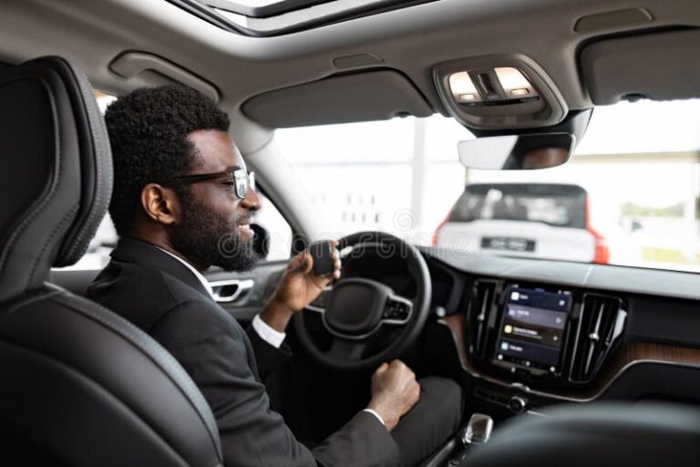 hymyileva asiakas tarkastaa uuden auton avaimet