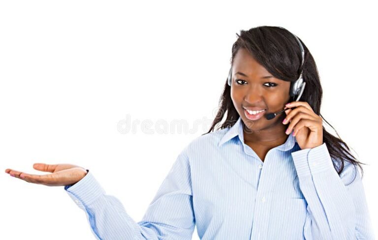 hymyileva asiakaspalvelija puhelimessa