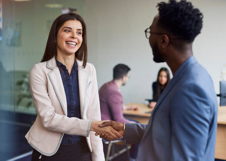 hymyileva veroneuvoja keskustelee asiakkaan kanssa