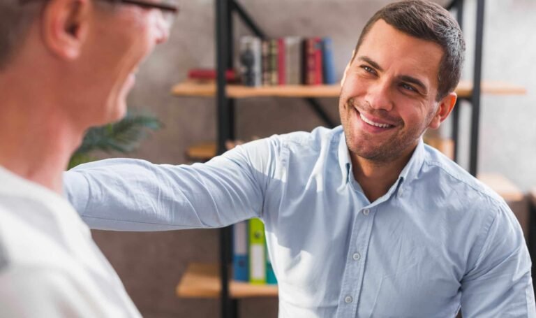 hymyttava ammattilainen neuvomassa palkkalaskelmasta