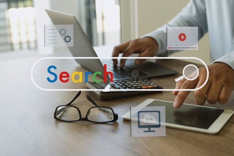 ihminen selaa tyopaikkasivuja tietokoneella