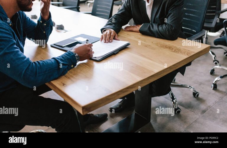 Miten Kiinteistökauppa Ilman Välittäjää Toteutetaan Turvallisesti 11 ihmiset allekirjoittamassa sopimusta poydan aaressa