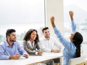 ihmiset innostuneina tyohaastattelussa