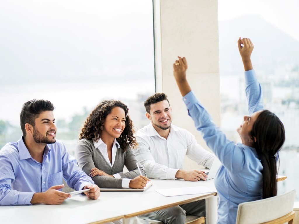 ihmiset innostuneina tyohaastattelussa