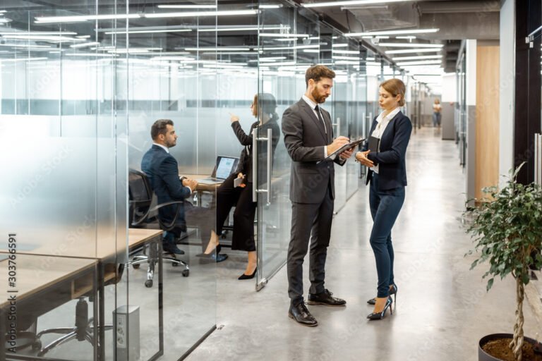 ihmiset keskustelemassa modernissa toimistossa