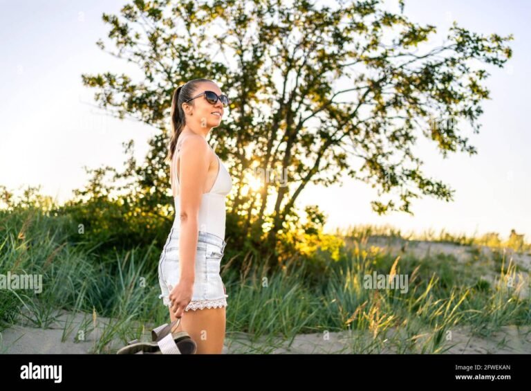 ihmiset nauttimassa luonnonrauhasta kesalla