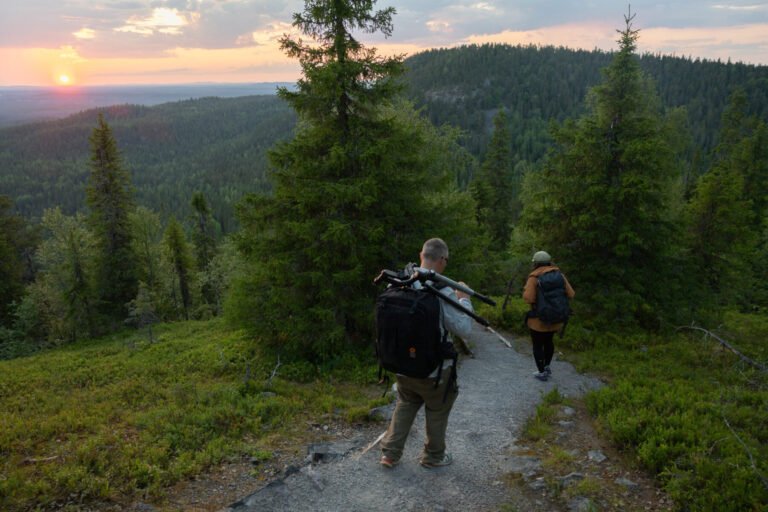 Mitä Aktiviteetteja Kuusamossa Vierailijat Voi Kokeilla 1 ihmiset patikoimassa kuusamon metsapolulla