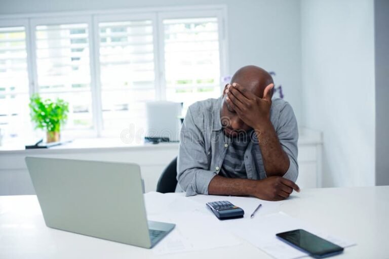 Miten Etätyö Toimii Suomessa Ja Mitkä Ovat Sen Edut 13 ihmiset tyoskentelemassa kotitoimistossa luonnonvalossa