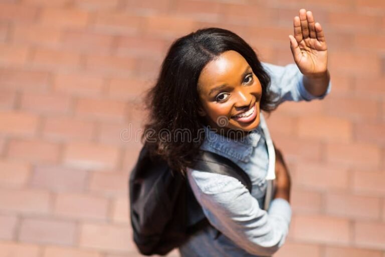 ihmiset vilkuttavat hyvastiksi iloisesti