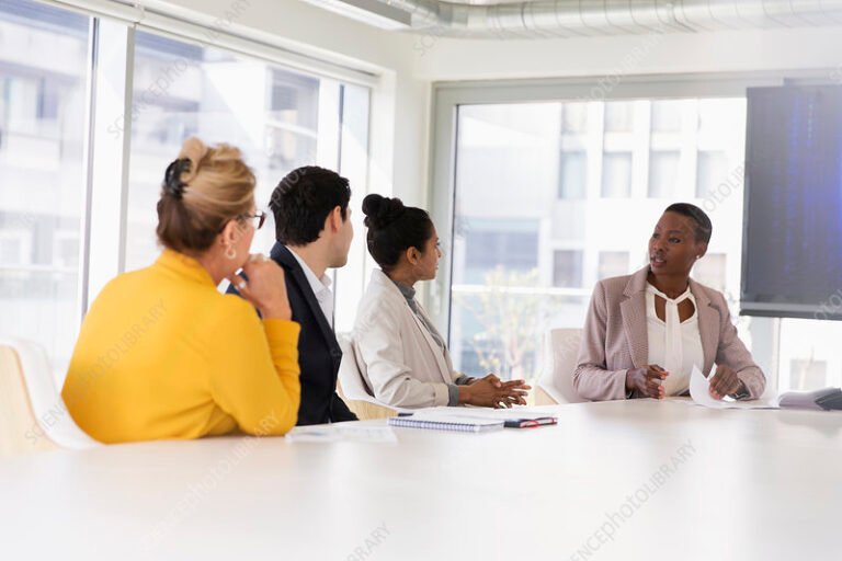 ihmisia keskustelemassa kokoushuoneessa