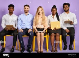 ihmisia tyohaastattelussa iloisissa vaatteissa