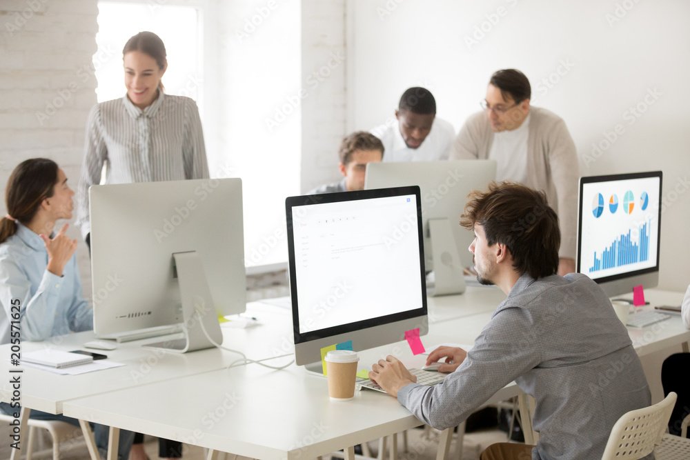 Miten Office-ohjelmat tehostavat yritysten arkea 1 ihmisia tyoskentelemassa yhdessa tietokoneiden aarella