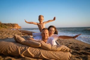 iloisia perheita lomalla rantamaisemassa