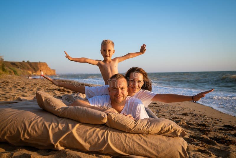 iloisia perheita lomalla rantamaisemassa