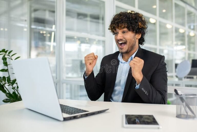 innostunut yrittaja tyopoydan aaressa