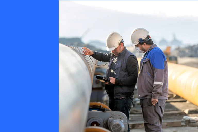 isannoitsija tarkastaa taloyhtion laitteita