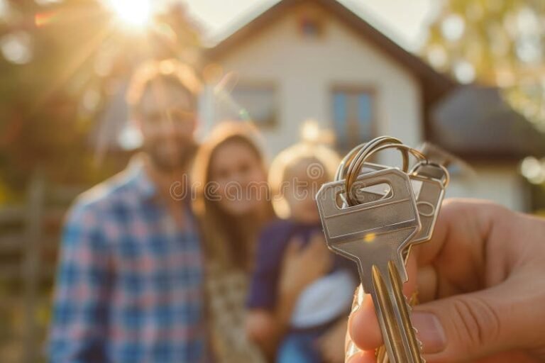 Miten Tehdä Ostotarjous Asuntoon Opas Aloittelijoille 20 kasi ojentaa avaimia uudelle kodille