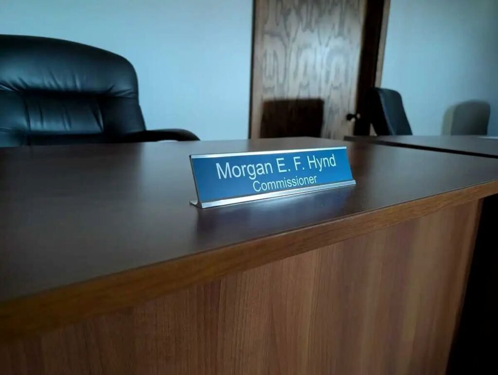 kasvomaskin ja setelin lahella suomalainen poyta