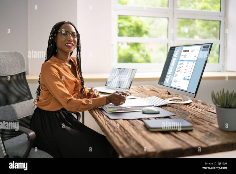 kirjanpitaja tyopoydan aaressa laskemassa