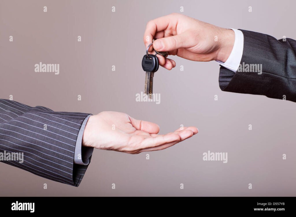 kuvassa kasi antaa avainta toiselle henkilolle