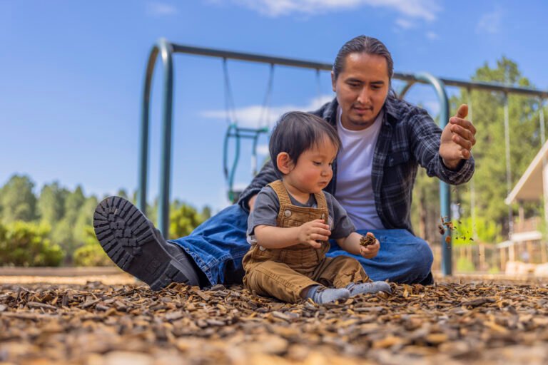 Miten Lähihoitaja Tukee Lasten Ja Nuorten Kasvua Ja Hyvinvointia 1 lahihoitaja ohjaa lapsia ulkona iloisesti