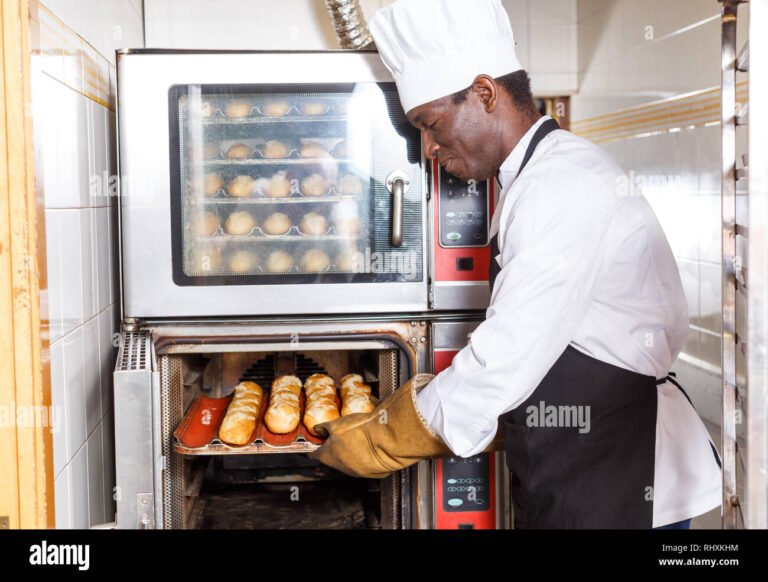 leipuri tyossaan leipomon ammattivarusteissa