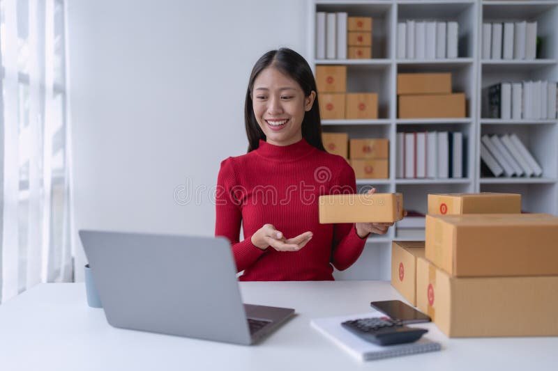 myyja esittelee tyytyvaisille asiakkaille tuotteita