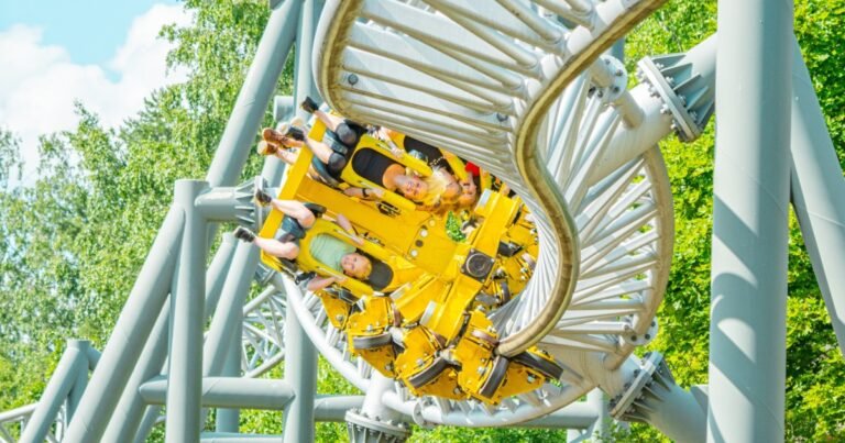 Miten Hae Särkänniemeen Kesätöihin Ja Mitä Työt Vaativat 24 nuori tyontekija sarkanniemen huvipuistossa hymylla