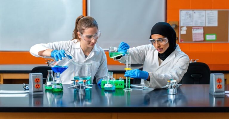 opiskelijat laboratoriossa tutkimassa kemian laitteita