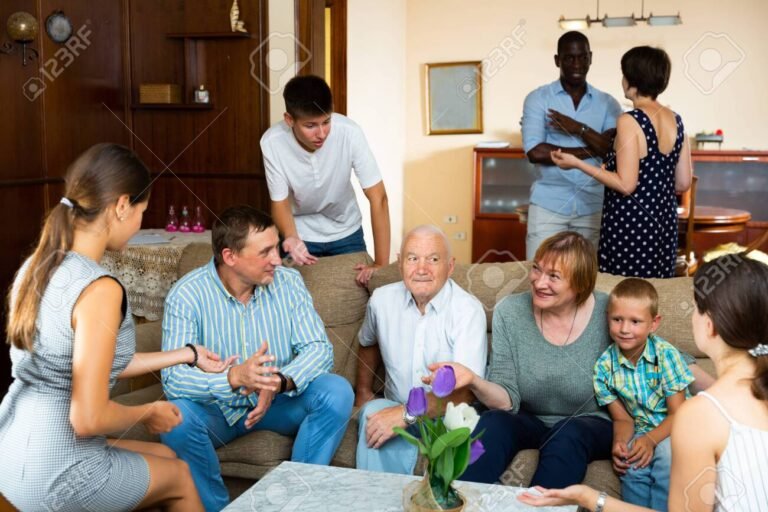 perhe keskustelee kodin olohuoneessa yhdessa