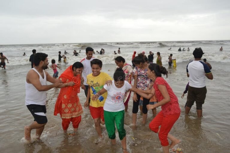 perhe nauttii lomaviikosta meren rannalla