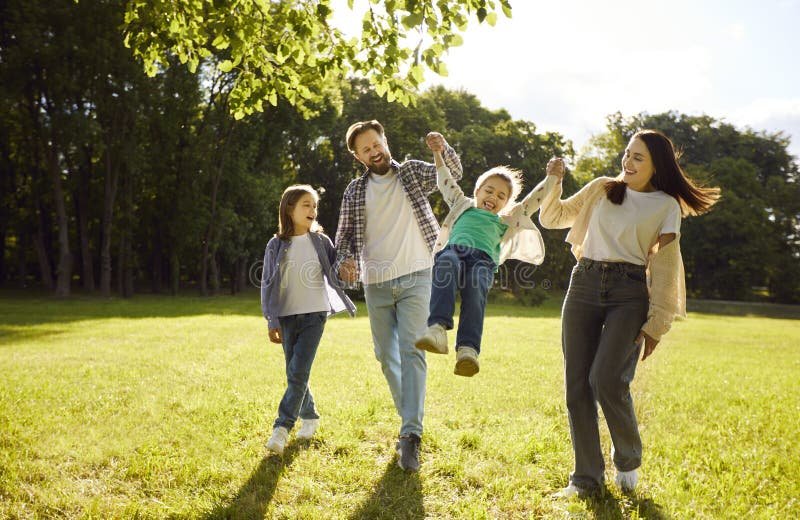 perheen ja lapsen iloinen yhdessaolo ulkona
