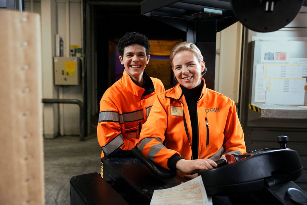 postin tyontekija ystavallisesti palvelemassa asiakasta