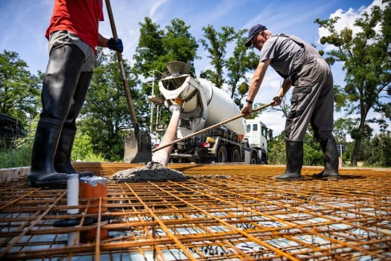 rakennustyomaa ja perustusten valaminen aurinkoisena paivana