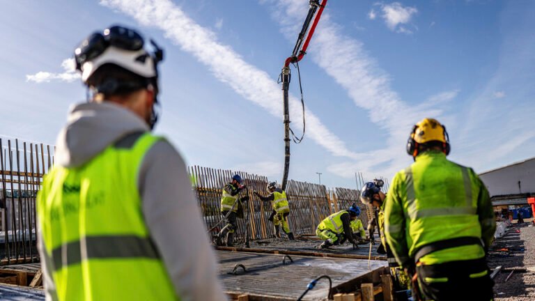 rakennustyomiehia tyomaalla uudellamaalla