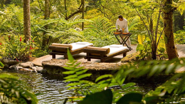 rentouttava kylpylaymparisto luonnon keskella