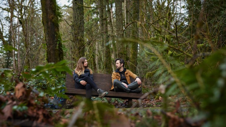 rentoutunut tyontekija luonnon helmassa