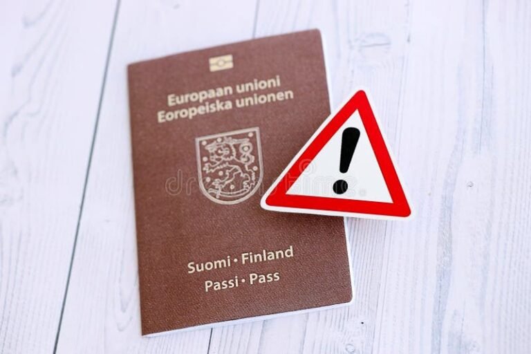 Miten Haet Pysyvää Oleskelulupaa Suomessa 2 suomalainen passi ja avaimet poydalla