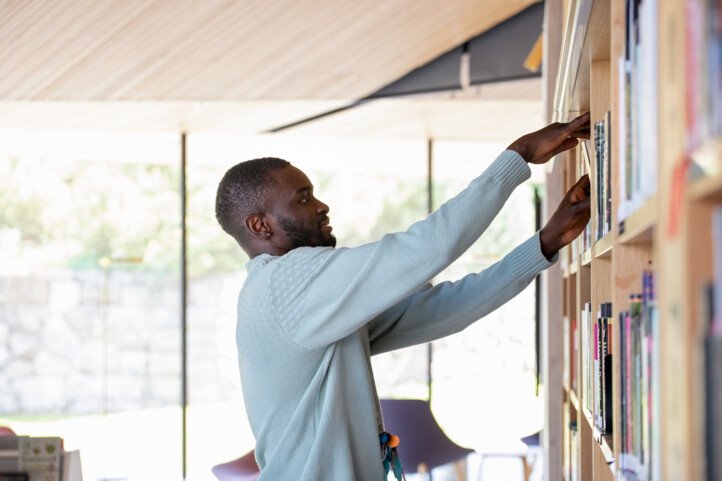 suomalainen viranomainen palvelutiskilla auttamassa asiakasta