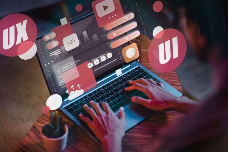 tietokone ja muistiinpanot kotisivujen suunnittelussa