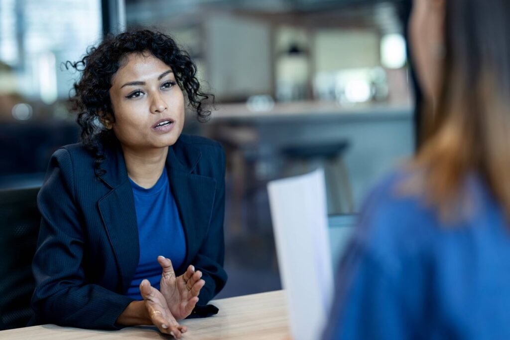 tyonhakija keskustelee asiantuntijan kanssa toimistossa