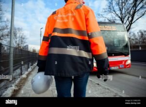 tyontekija kavelee kohti julkista liikennetta