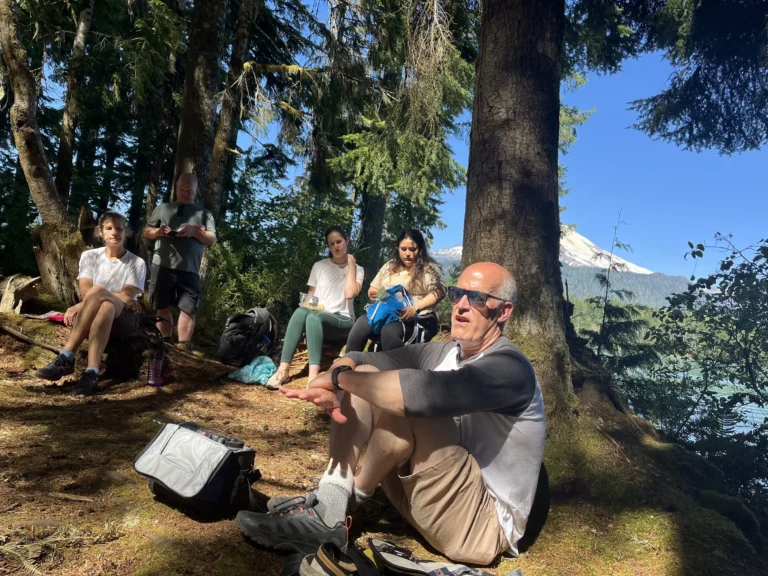 tyontekija nauttimassa lomastaan luonnossa